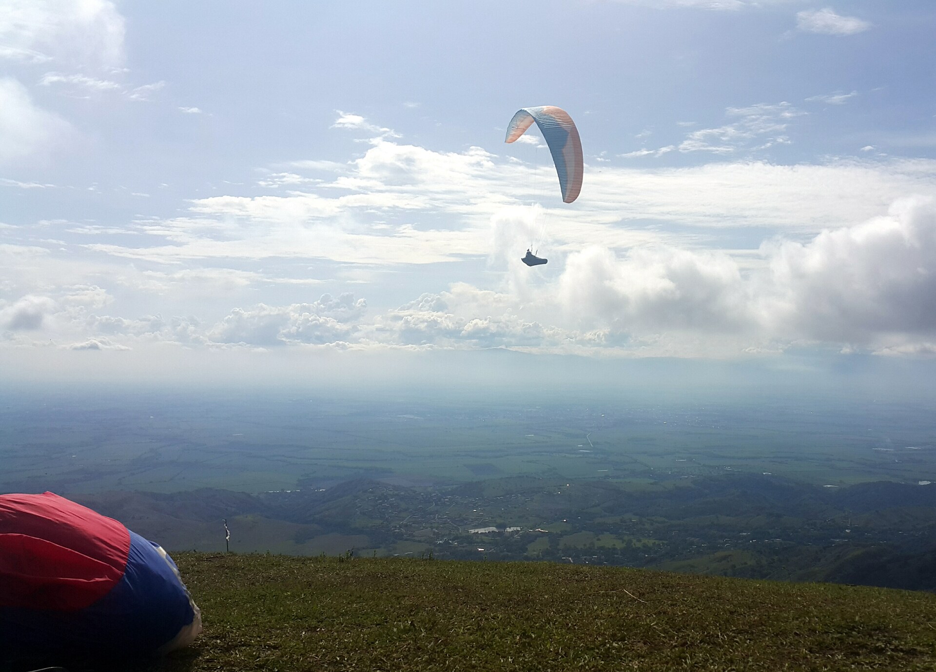 Parapente sobre el paisaje de La Buitrera, Palmira